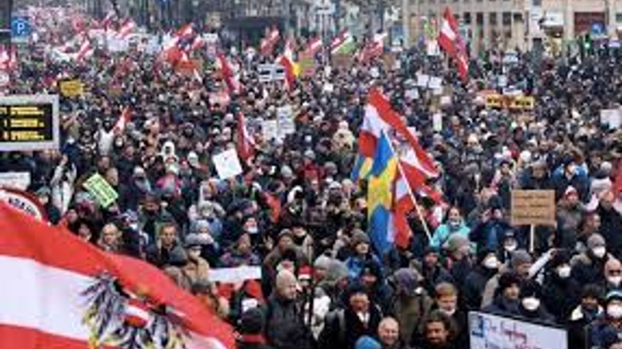 On Binlerce Kişi Avusturya'nın Zorunlu COVID Aşılarını Protesto Ediyor