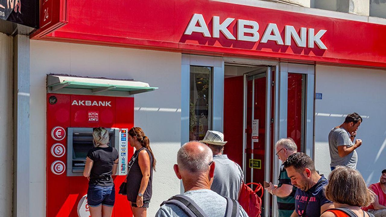 Akbank Duyurdu: Banka Kartı Olanlara ve Nakit İsteyenlere 30.000 TL Ödeme Haberi Umut Oldu! Banka Önünde Kuyruklar Oldu
