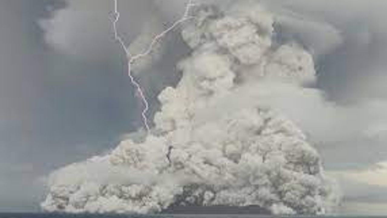 Tonga Hala Volkanik Patlamayla Uğraşıyor