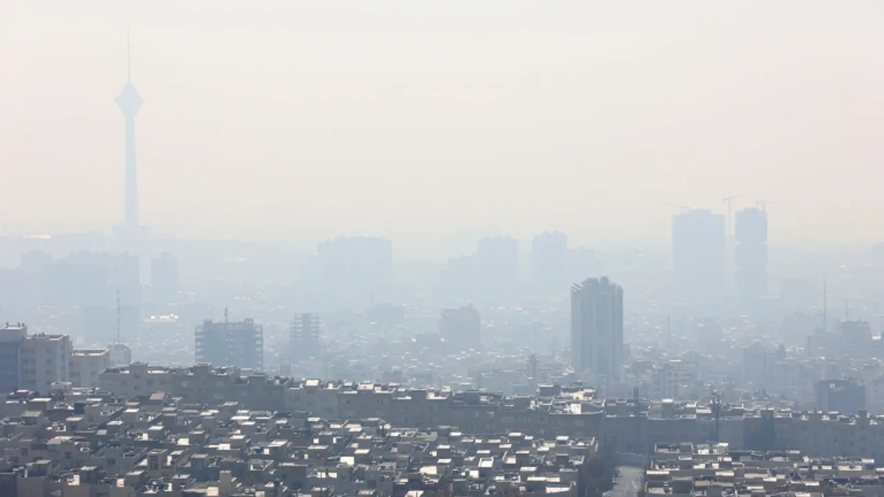 İran'daki Şehirler Kalın Toz ve Kirletici Tabakalarla Kaplı