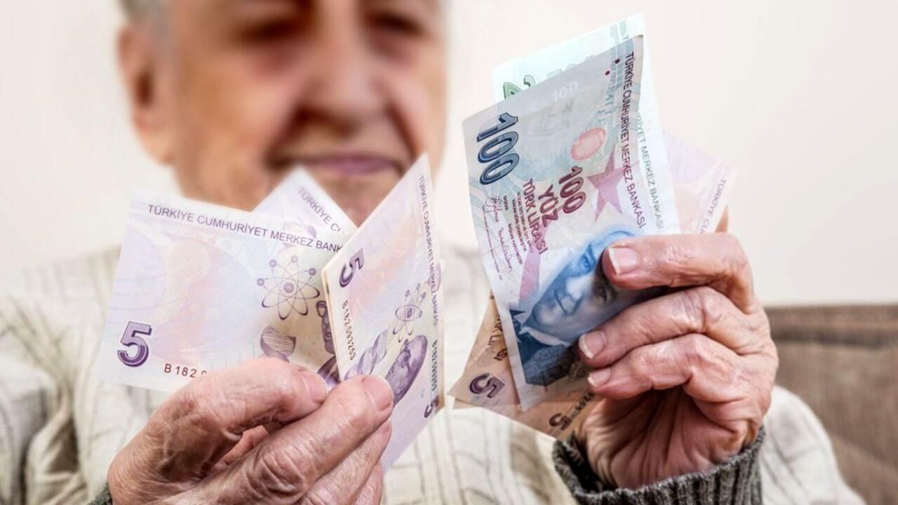 Emekli olan kişilere müjdeli haber var! O Bankaya Başvurun, Geri Ödemesiz 1700 TL Anında Alın!