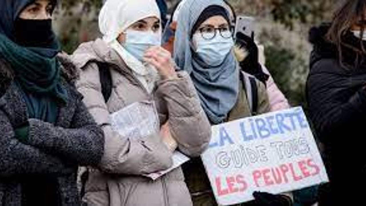 Fransa Oylaması Müslümanların Başörtüsünü Öne Çıkarıyor