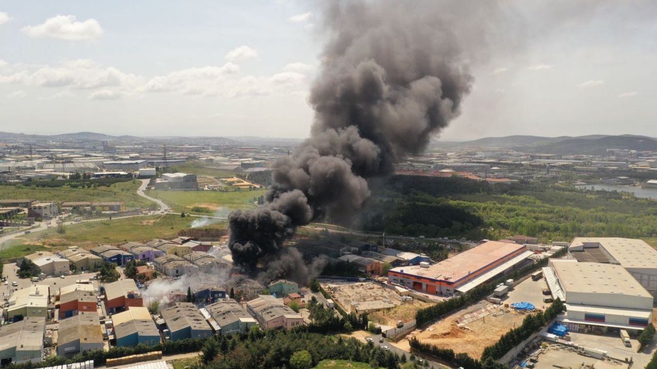 Tuzla'da Vernik Fabrikasında Patlama Ardından Yangın Çıktı