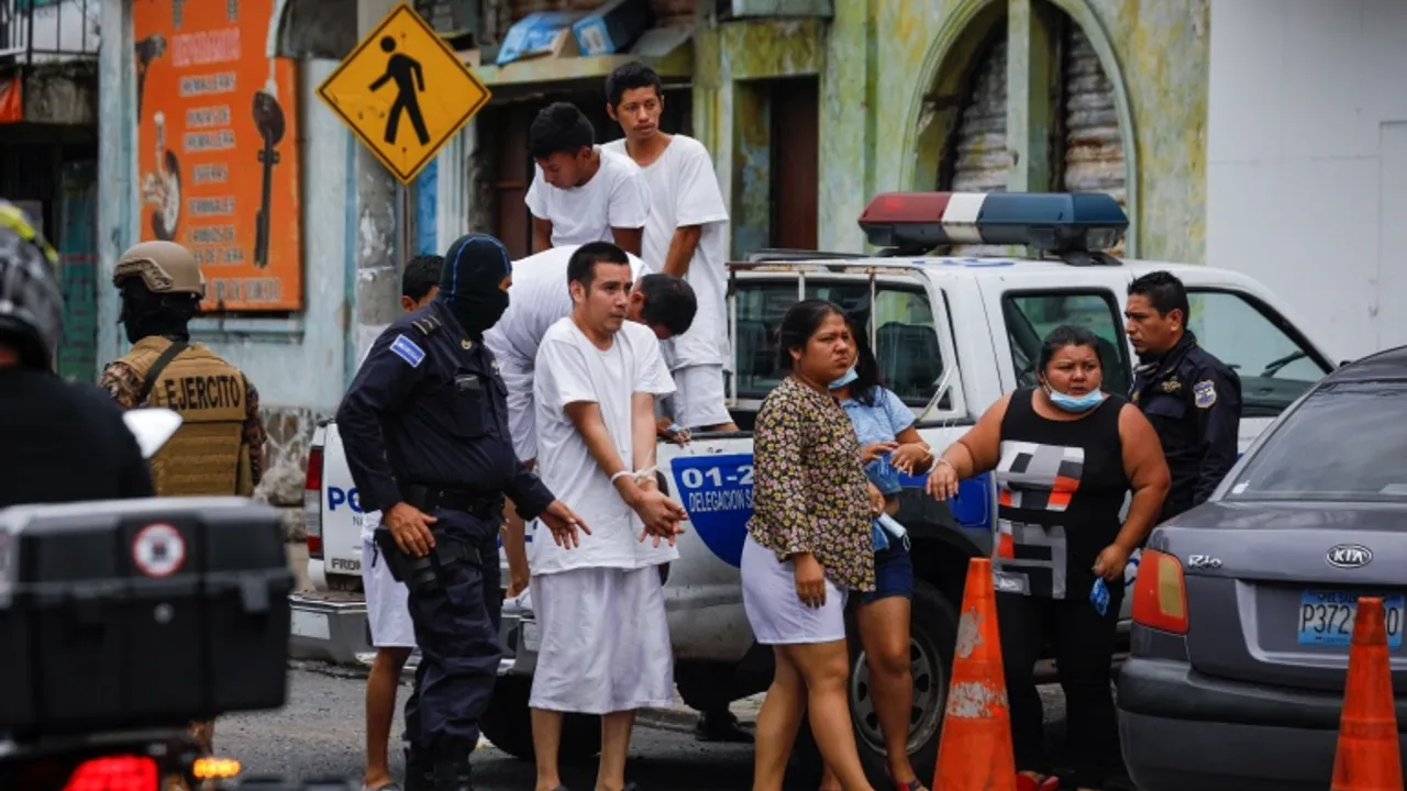 El Salvador'daki İstisnai Durumda Onlarca Kişi Gözaltında Öldü