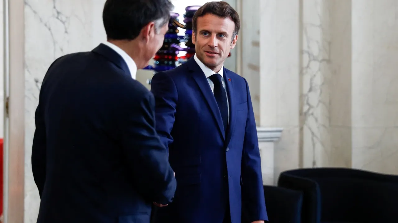 Fransa Siyasi Bir Çıkmaza Giriyor