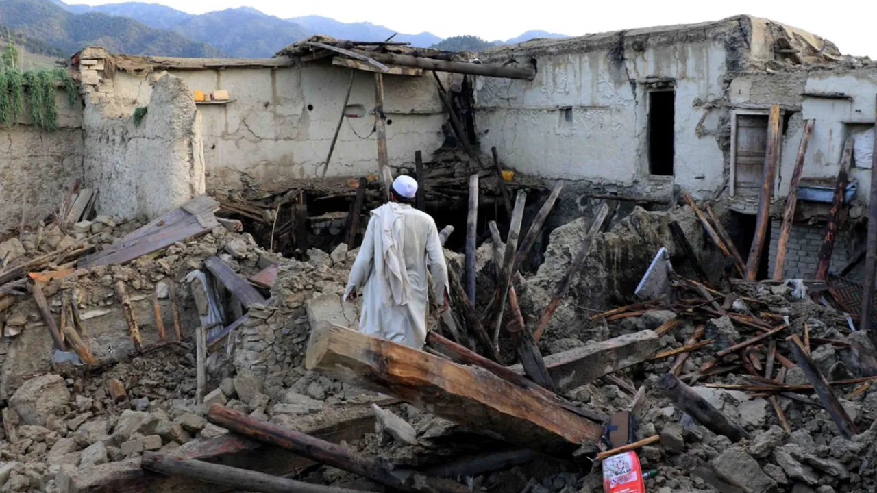 Afganistan Depreminde Hayatta Kalanlar Yardım Geciktiği İçin Elle Kazıyor