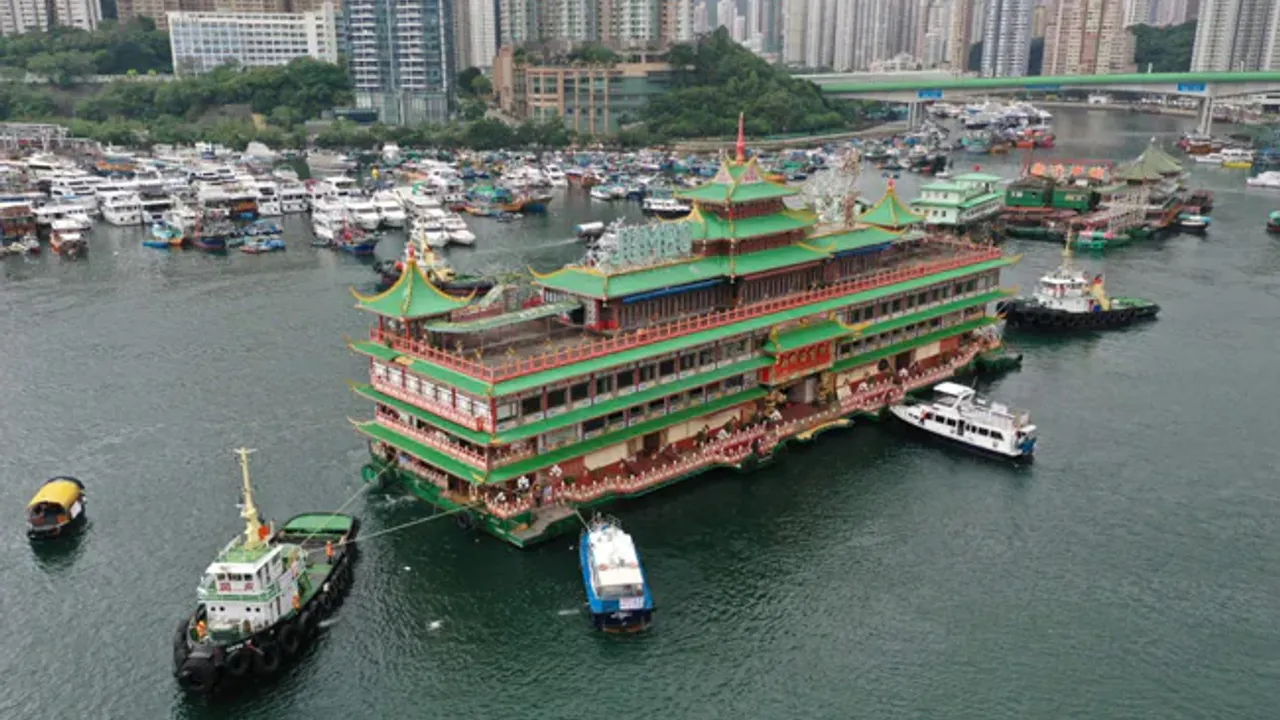 Hong Kong'un İkonik yüzen Restoranı Güney Çin Denizi'nde Battı