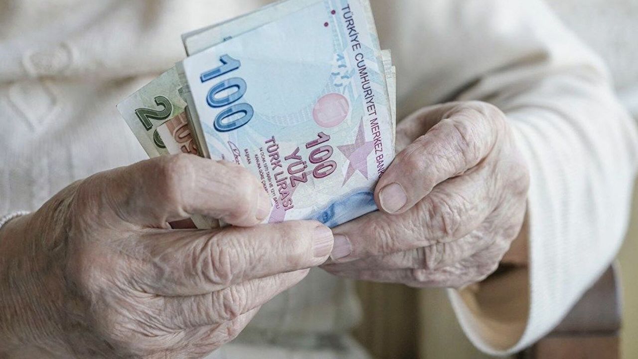 Ziraat Bankası VakıfBank Halkbank ve PTT emekli maaşı alan vatandaşlara karşılıksız olarak 50.000 TL verecek
