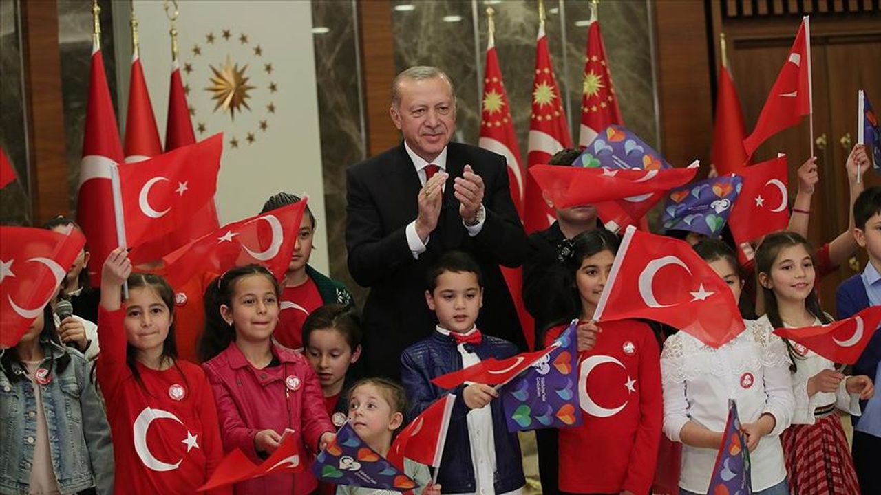 Erdoğan 23 Nisan Kutlamalarında Dolmabahçe'de Depremzede Çocuklarla Bir Araya Geldi!