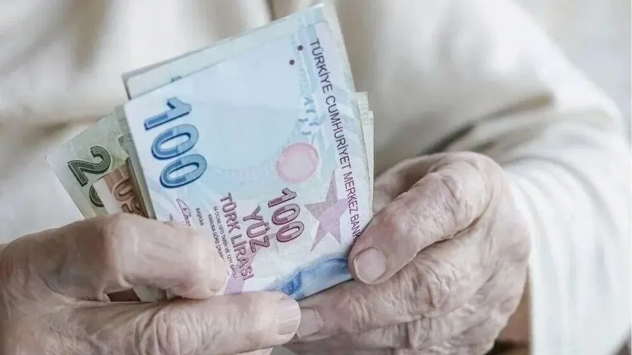 Eylül ayı emekli maaşına ek 10 bin TL ödül: Tek kuruş ödemeden o sms ile İBAN’a yatacak!