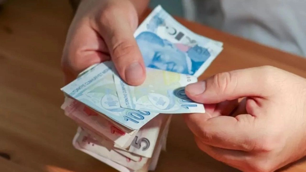 Emekliler Vakıfbank’a koşun: Banka 5.000 + 12.500 TL veriyor! Son tarihi kaçıran ağlayacak…