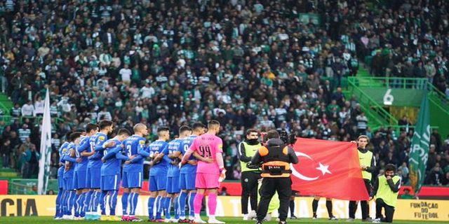 Tribünlere Türk bayrağı asıldı! Dünya depremzedeleri unutmadı! Spor kulüpleri...