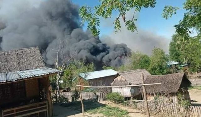 Myanmar’da Çıkan Çatışmalar Sonrasında Köy Alevler İçinde Kaldı