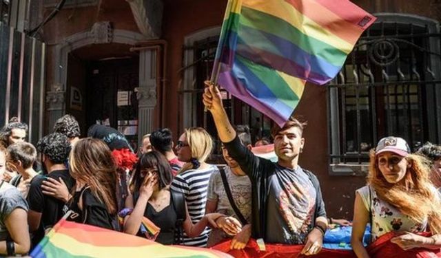 Taksim’de LGBTİ+ Onur Haftası Yürüyüşüne Polis Müdahale Etti