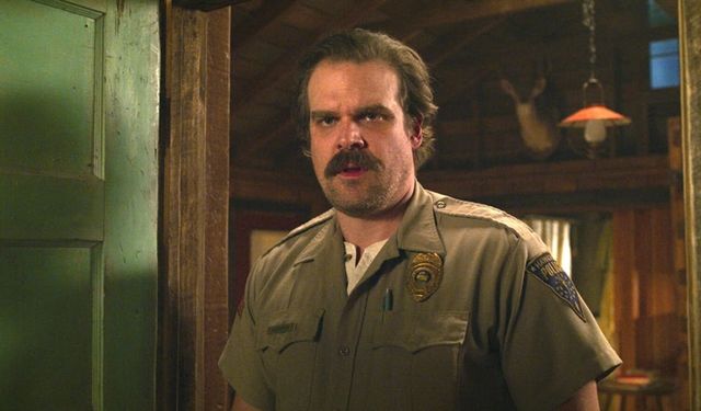 David Harbour’dan Alkol İtirafı! Kedisi Sayesinde İntihar Etmemiş