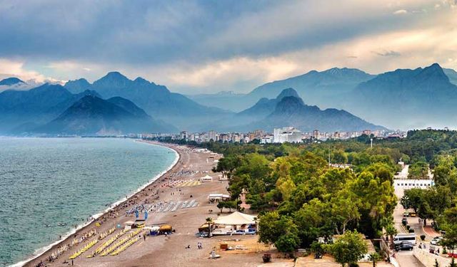 Antalya'da Sosyal Mesafe Kaybetti, Korona Kazandı!