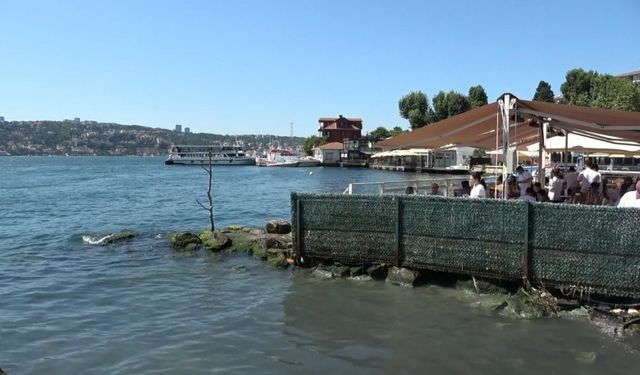 İstanbul Boğazı'nda İskele Parçalandı, Müşteriler Kafeden Kaçtı!