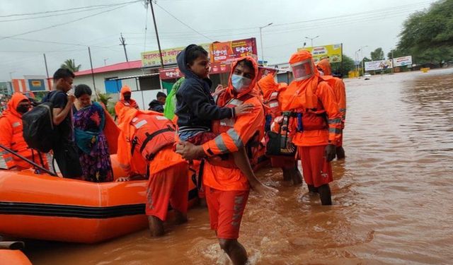 Hindistan’da Kurtarma Ekipleri Şiddetli Yağıştan Sonra Hayatta Kalanları Arıyor