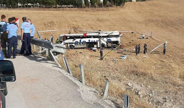 Balıkesir'de Korkunç Trafik Kazası! 15 Kişi Hayatını Kaybetti