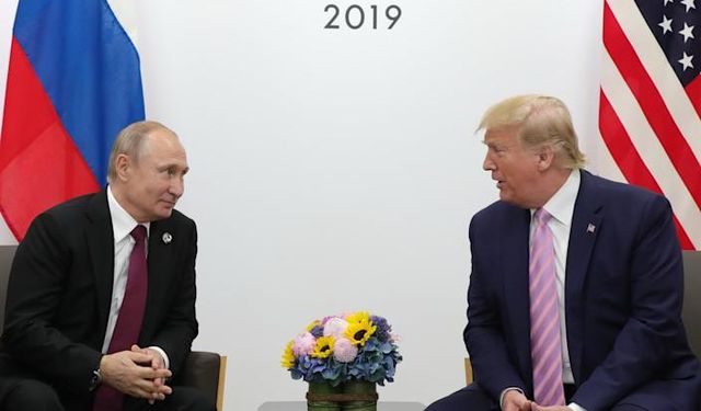 Trump'ın Putin'e Kameralar Ortalıktayken Kendisiyle 'Biraz Daha Sert Davranacağını' Söylediği Ortaya Çıktı