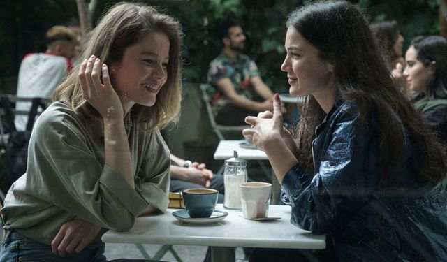 İnsanlar İkiye Ayrılır Filmi Konusu ve Oyuncuları