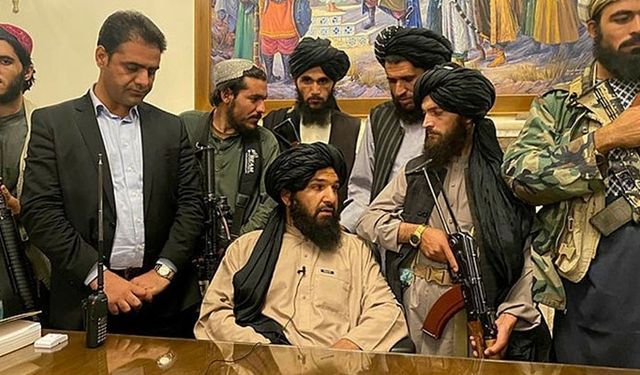 Taliban Zafer Geçit Töreni Yaptı