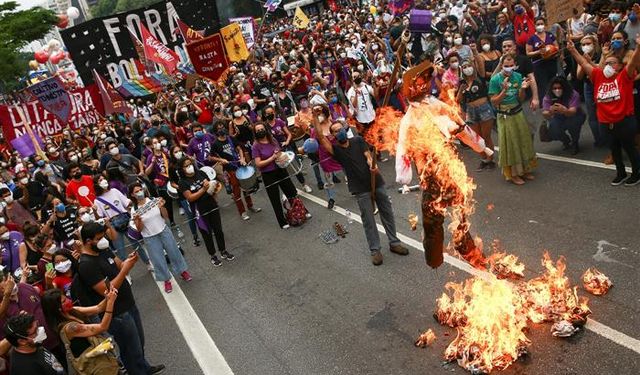 Brezilya'da Binlerce Kişi Bolsonaro'yu Protesto Etti