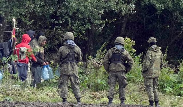 Polonya, Belarus'tan Göç Akışını Engellemek İçin Sınırı Militarize Ediyor