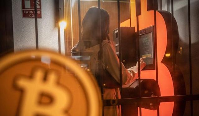 Bitcoin, Risk-Varlık Satışına Katılarak Rekordan %20 Geri Çekildi