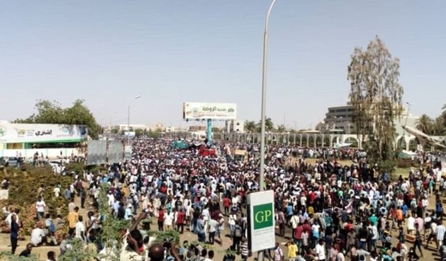 Sudan Güvenlik Güçleri Hartum'daki Protestoculara Göz Yaşartıcı Gaz Attı