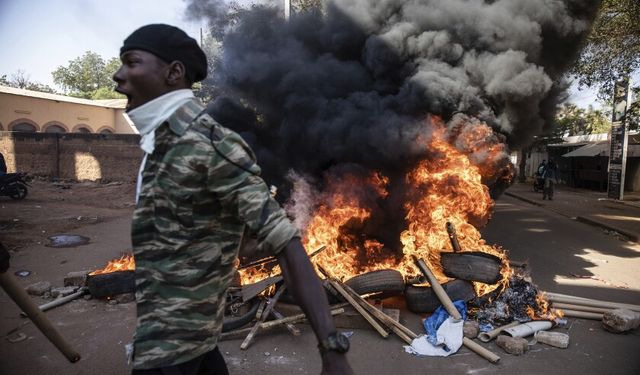 Burkina Faso Polisi Hükümet Karşıtı Protestoda Göz Yaşartıcı Gaz Kullandı