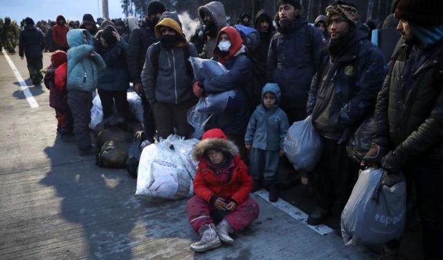 Polonya, Belarus'un Göçmenleri Sınırına Getirmeye Devam Ettiğini Söyledi