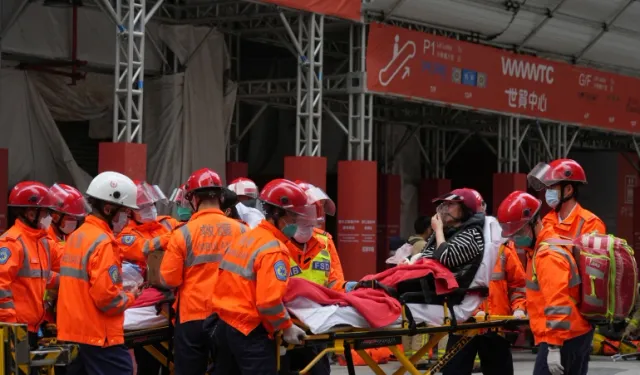 Hong Kong'da Yüksek Katlı Bir Binada Yangın Çıktıktan Sonra Yüzlerce Kişi Kurtarıldı