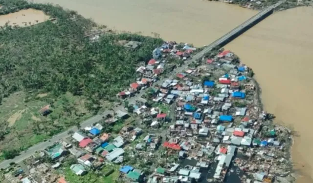 Tayfunun Vurduğu Filipinler'de 'Umutsuz' Su ve Yiyecek İhtiyacı