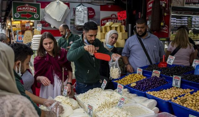 Türkiye, Lira Çökerken Asgari Ücreti Yükseltiyor, Enflasyon Sıkıntı Yaratıyor