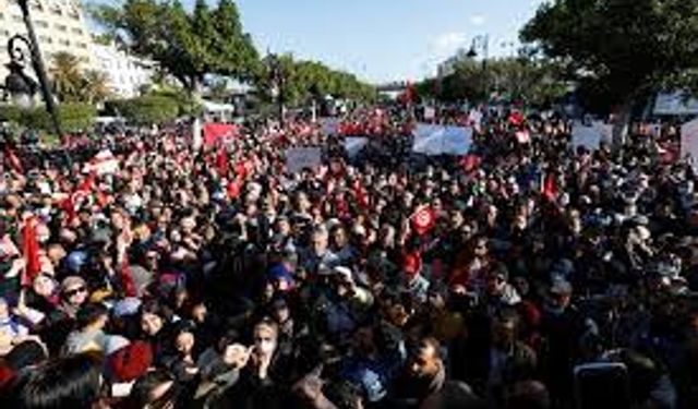 Tunus'ta Devrimin Yıl Dönümünde Yüzlerce Protesto