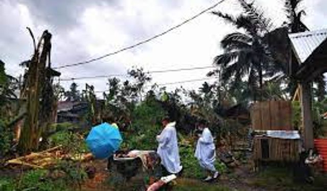 Filipinler: Hayatta Kalanlar Rai Typhoon'dan Sonra Noel'i Kutladılar