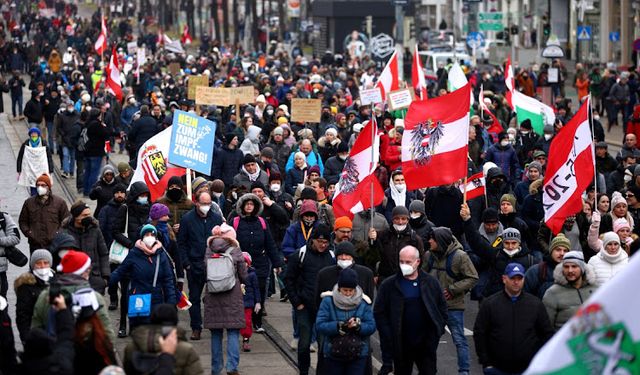 Avusturya'da Protestocular COVID Kısıtlamalarına Karşı Yürüdü