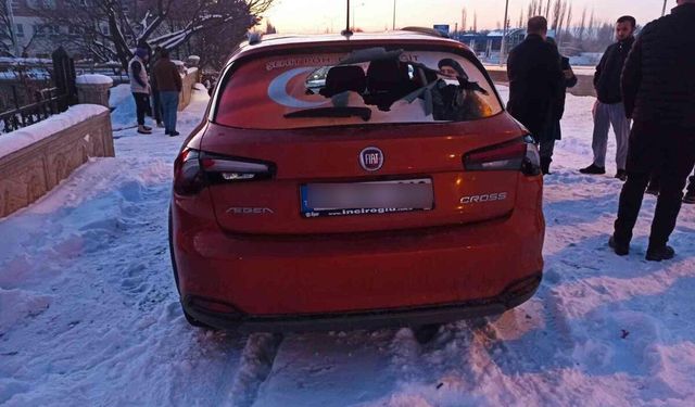 Kayseri'de Baltalı Saldırgan Bir Traktör ve İki Otomobile Zarar Verdi