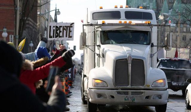 Kamyoncular Ottawa'da Kanada'nın Aşı Zorunluluğunu Protesto Etti