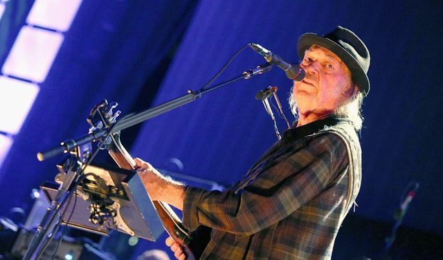 Spotify, Joe Rogan COVID Protestosunun Ortasında Neil Young’ın Müziklerini Kaldıracak