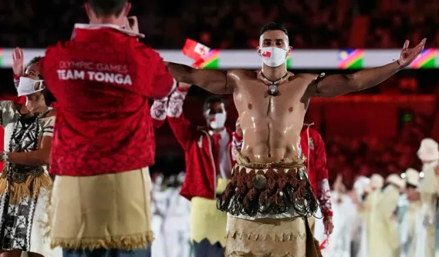 Tonga Olimpiyat Bayrak Taşıyıcısı, Tsunamiden Sonra Babasının Zarar Görmediğini Öğrendi