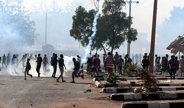 Sudan'daki Protestolara Göz Yaşartıcı Gaz Atıldı, Binlerce Kişi Orduya Karşı Yürüdü