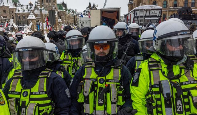 Kanada Polisi Protestocuları Temizlemek İçin Biber Gazı ve Şok Bombası Kullanıyor