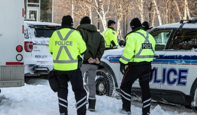 Ottawa Polisi Kanadalı Kamyoncu Ablukasına Son Vermek İçin Protestocuları Tutukladı