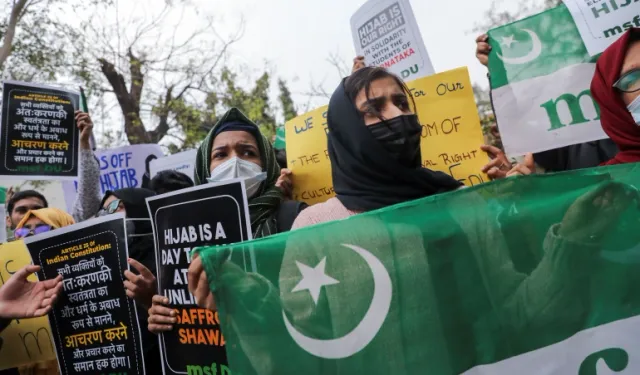 Hindistan'da Hindu Mafyası Tarafından Rahatsız Edilen Tesettürlü Kadın İçin Protesto