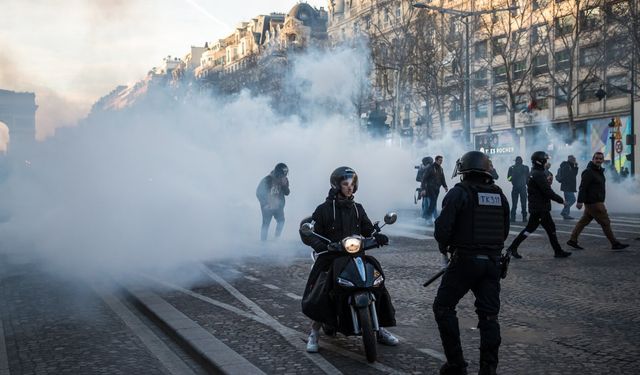 Fransa: Polis 'Özgürlük Konvoyu'nun İlerleyişini Durdurmak İçin Göz Yaşartıcı Gaz Sıktı