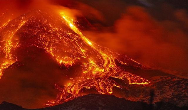 Etna Yanardağı Patladı! İtalya'da Doğa Olayı Korkuttu