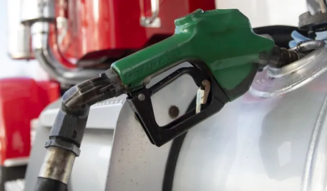 Petrol Fiyatları Yükseldi, Rusya-Ukrayna Savaşı Şiddetlenirken Hisseler Düştü