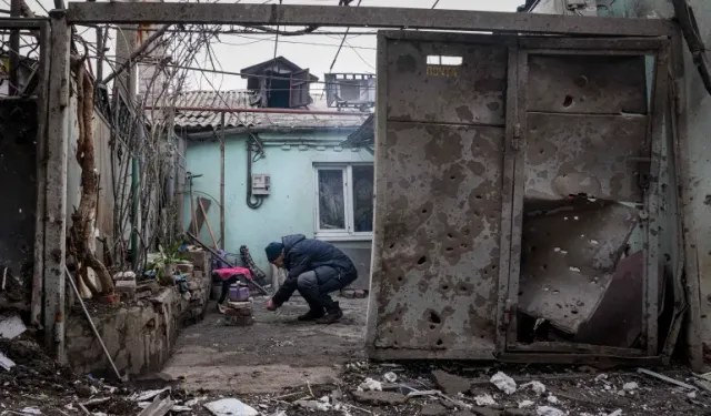 Acılı Ukraynalılar Kuşatılmış Mariupol'deki Akrabalarının Haberini Bekliyor